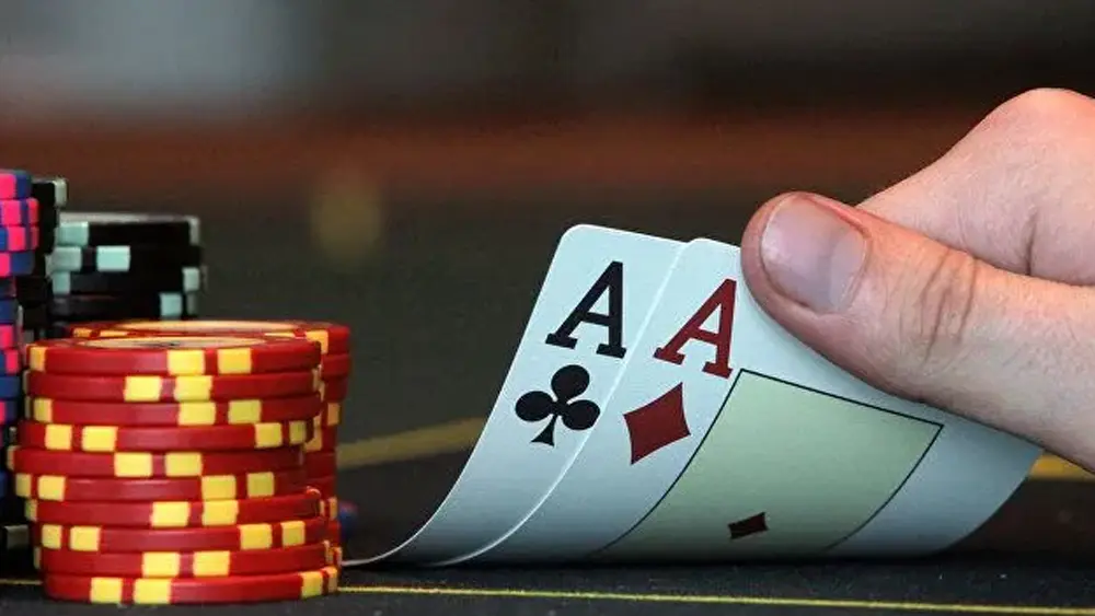 德州扑克下载：高手常用的读牌与心理博弈技巧(图1)