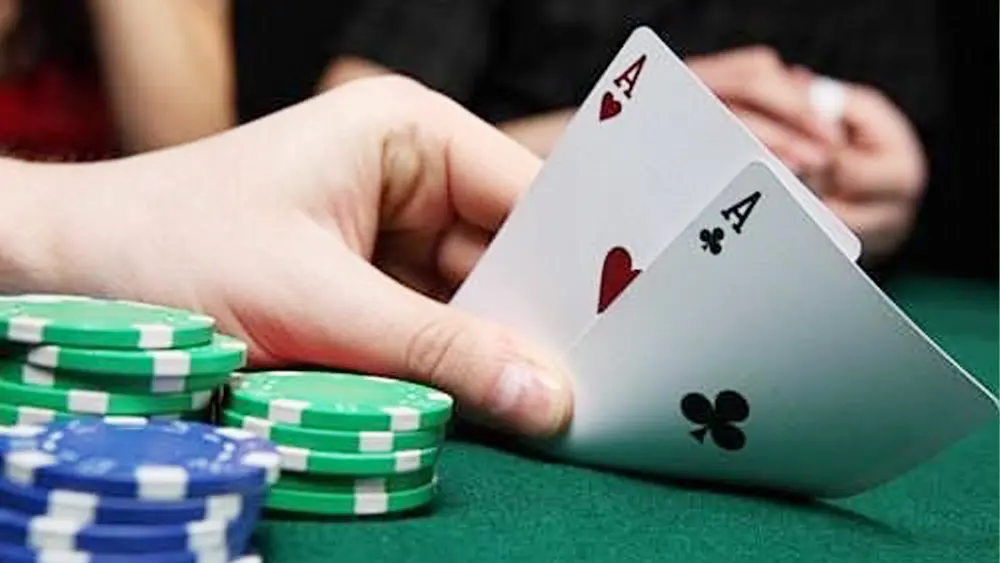 短筹码与深筹码的不同打法对比：德州扑克技巧解析(图1)